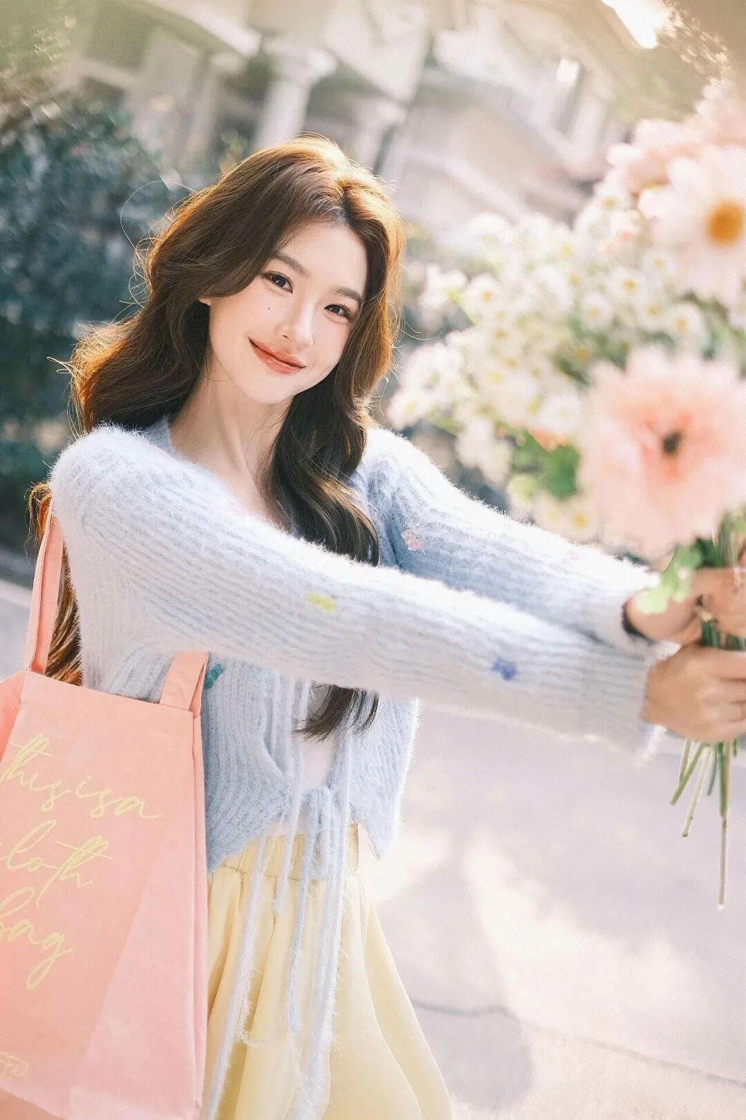 春日限定浪漫｜手捧花写真教程，每一张都像电影截图-第3张图片-风享汇