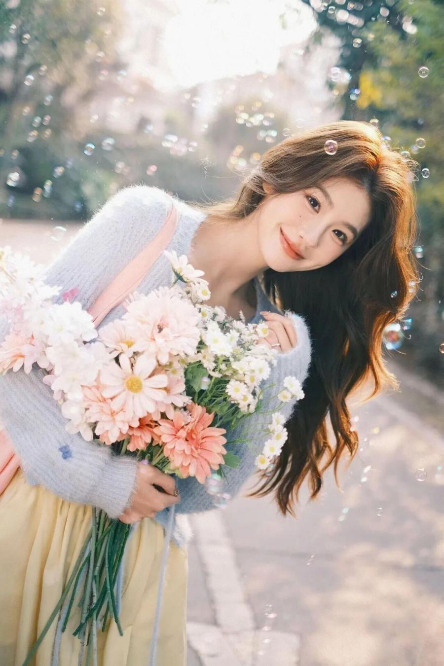 春日限定浪漫｜手捧花写真教程，每一张都像电影截图-第2张图片-风享汇