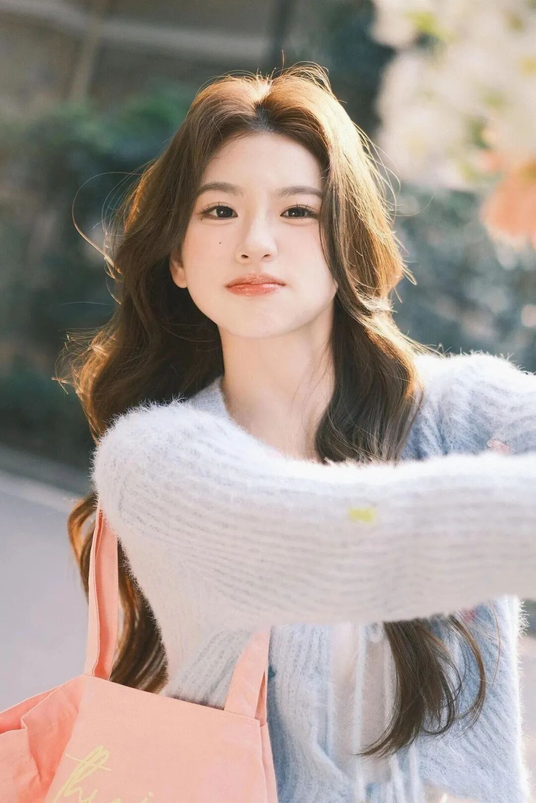 春日限定浪漫｜手捧花写真教程，每一张都像电影截图-第6张图片-风享汇