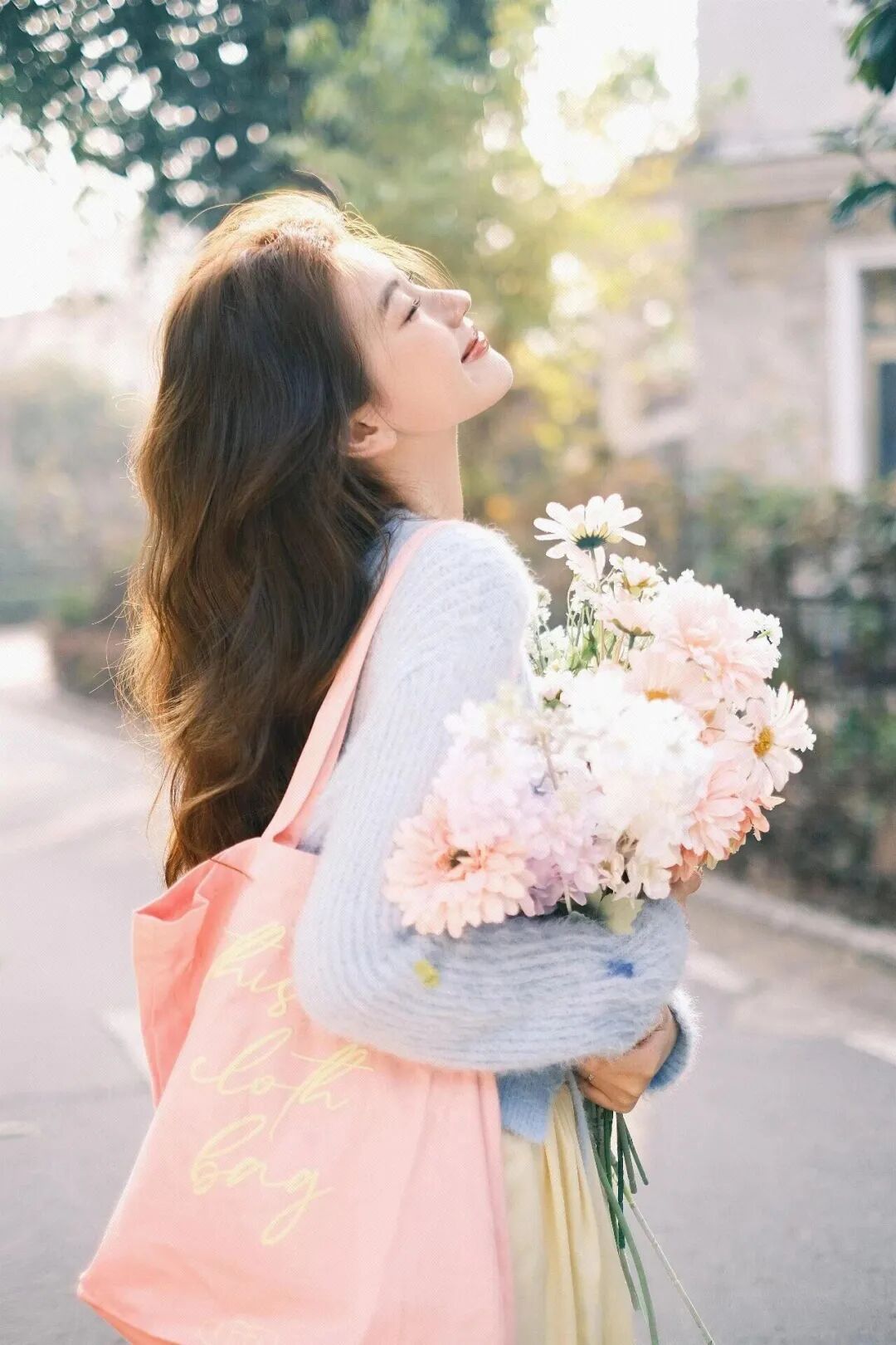 春日限定浪漫｜手捧花写真教程，每一张都像电影截图-第8张图片-风享汇