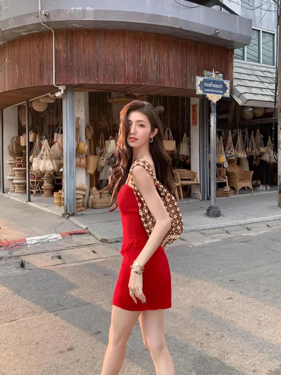 告别假笑摆拍！8个姿势拍出绝美街头照-第3张图片-风享汇