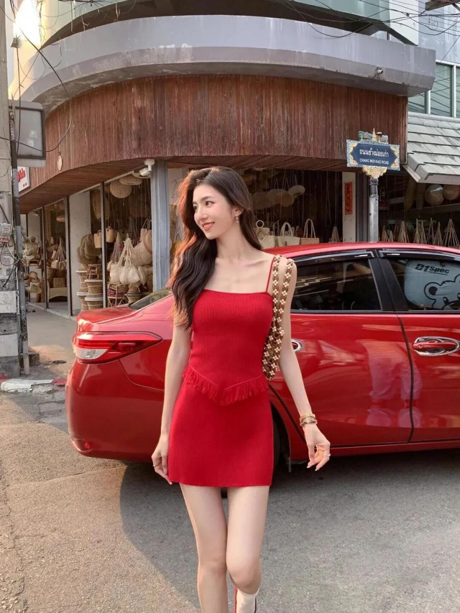 告别假笑摆拍！8个姿势拍出绝美街头照-第2张图片-风享汇