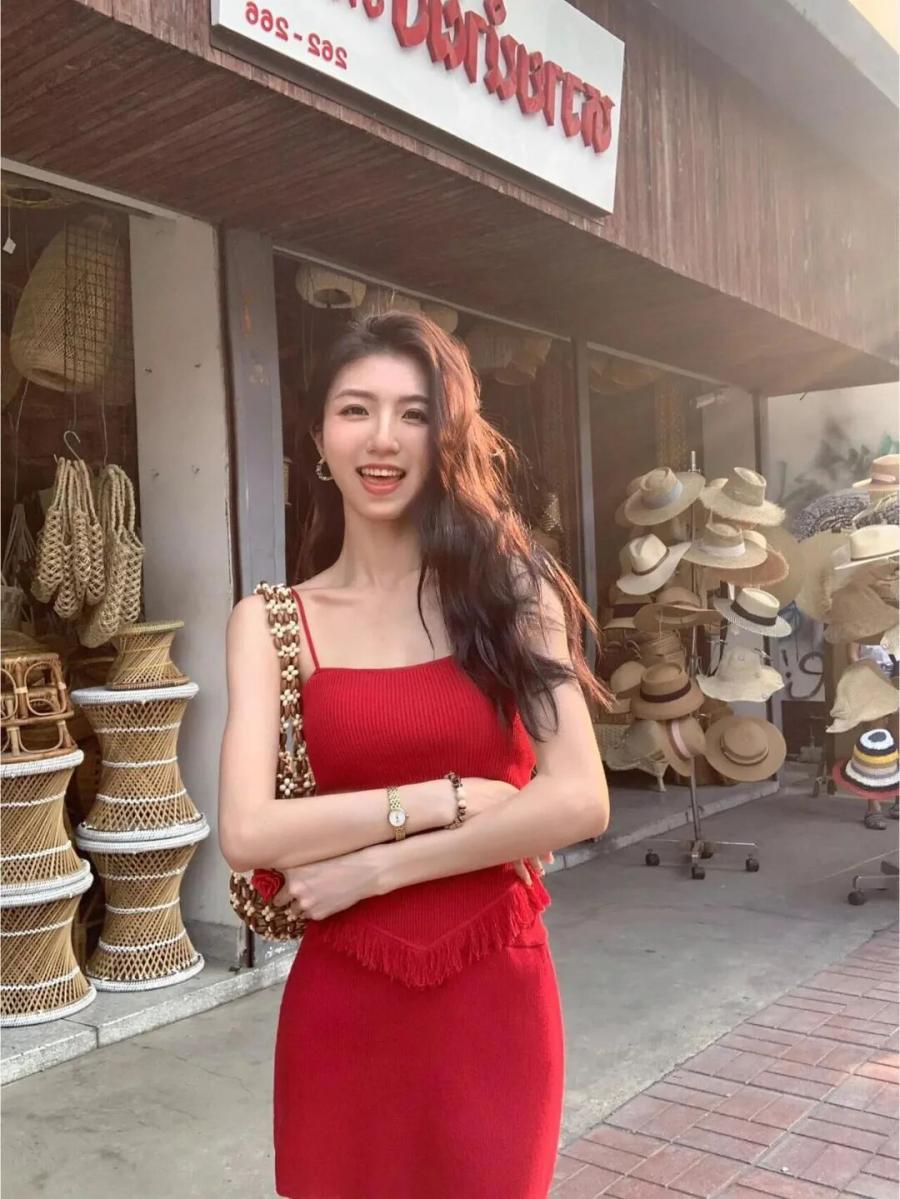 告别假笑摆拍！8个姿势拍出绝美街头照-第4张图片-风享汇