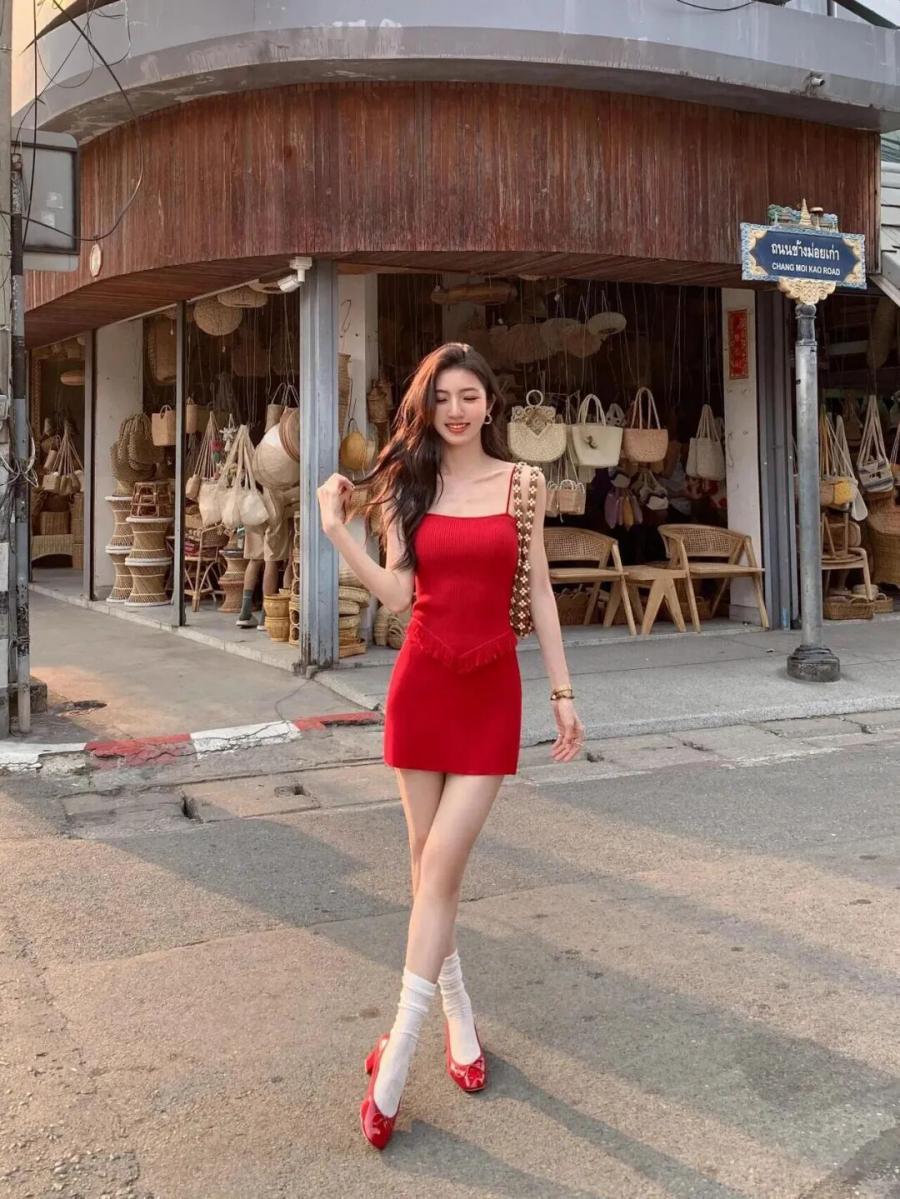 告别假笑摆拍！8个姿势拍出绝美街头照-第6张图片-风享汇