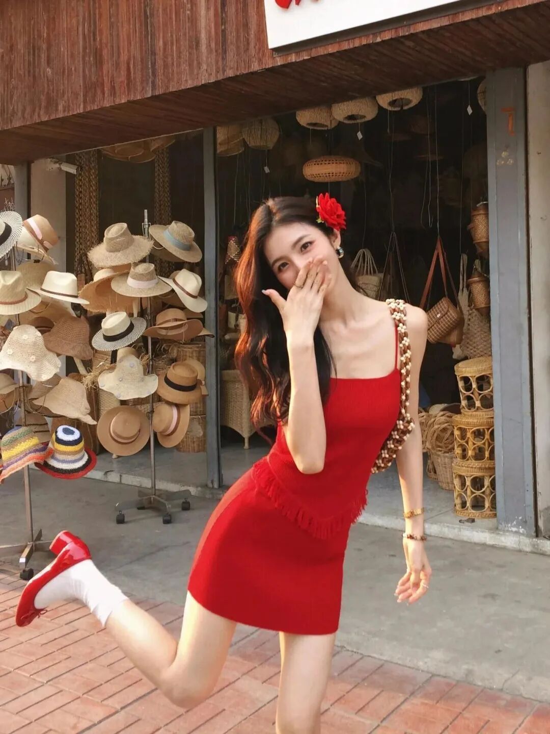 告别假笑摆拍！8个姿势拍出绝美街头照-第5张图片-风享汇