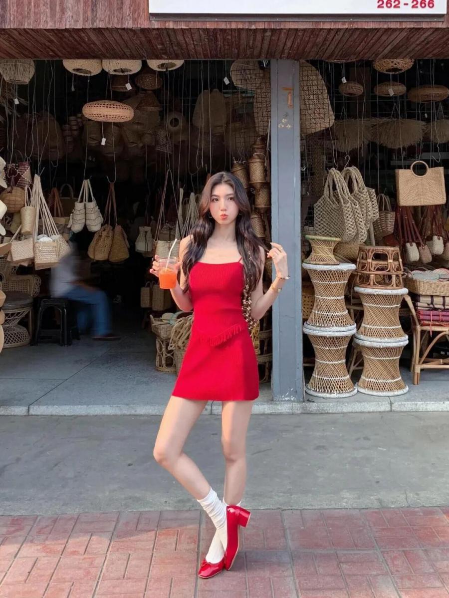 告别假笑摆拍！8个姿势拍出绝美街头照-第7张图片-风享汇