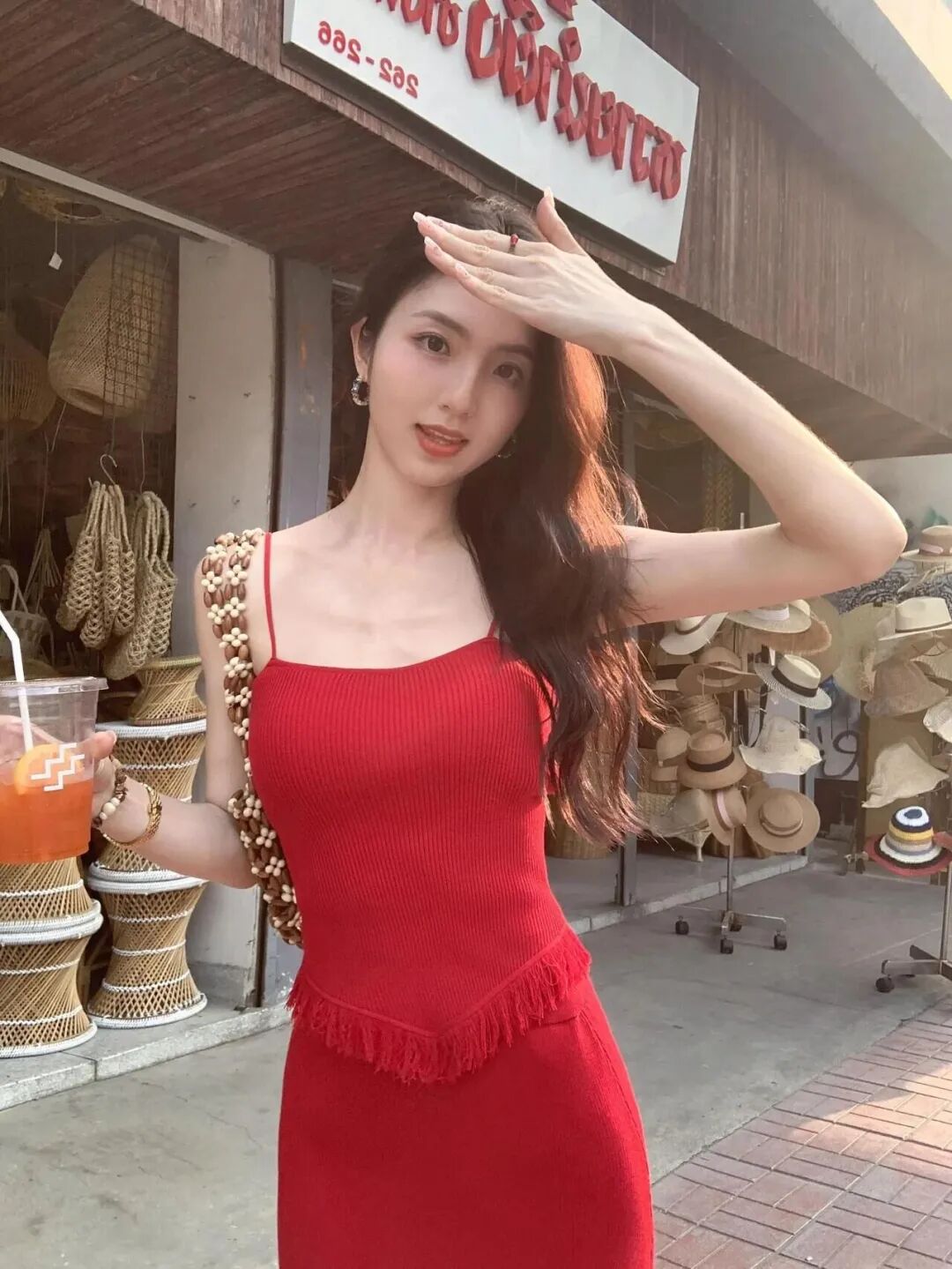 告别假笑摆拍！8个姿势拍出绝美街头照-第9张图片-风享汇