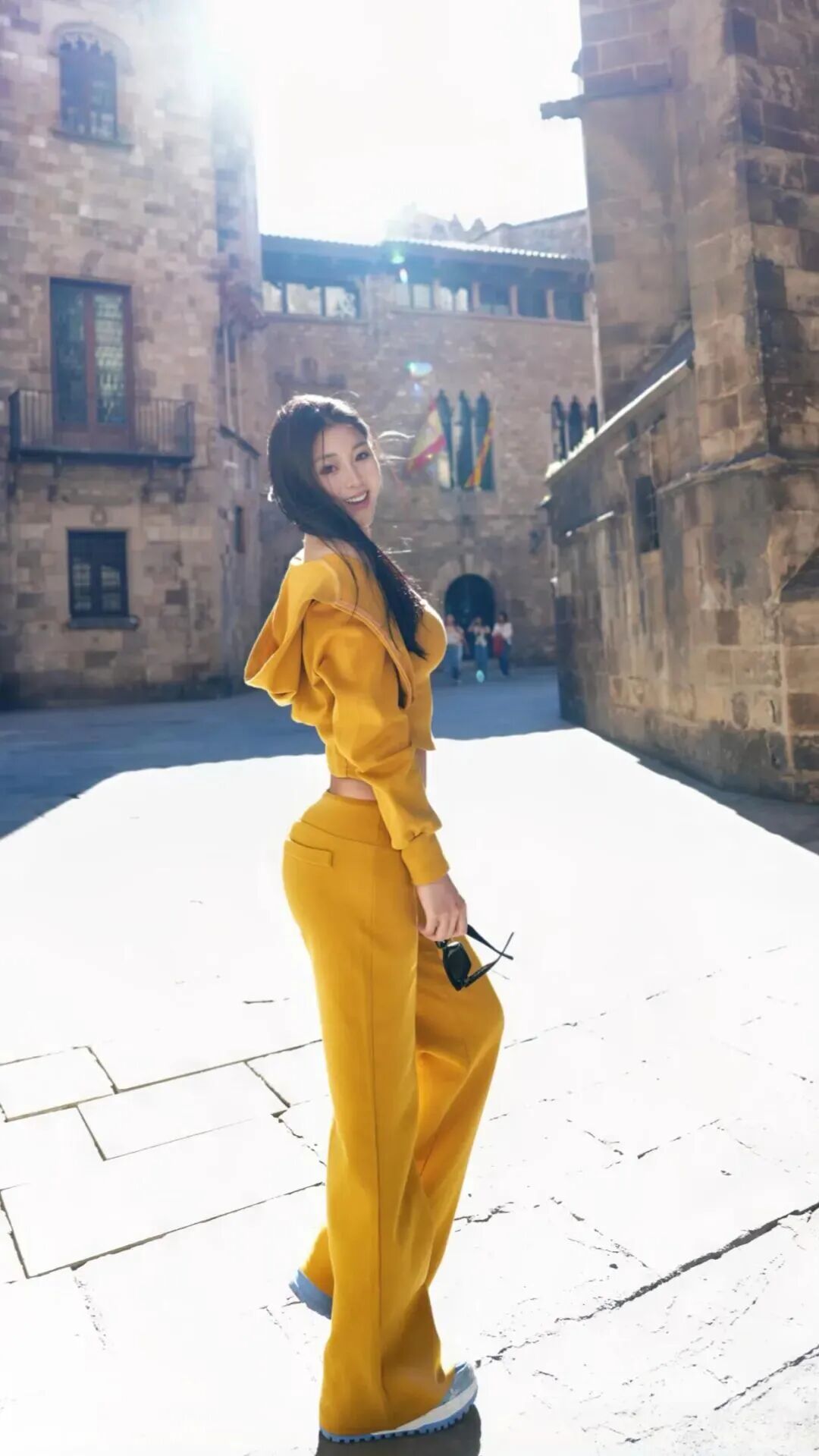 新手必学！亮色穿搭随手拍都是活力大片-第3张图片-风享汇