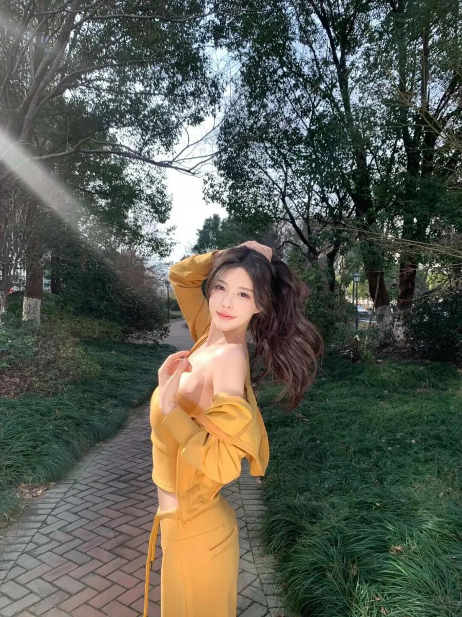新手必学！亮色穿搭随手拍都是活力大片-第9张图片-风享汇