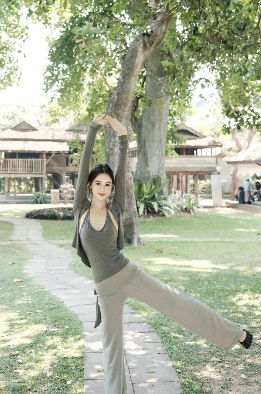 逛公园 / 爬山这样拍照！温柔显瘦还出片，秒变自然上镜达人-第9张图片-风享汇
