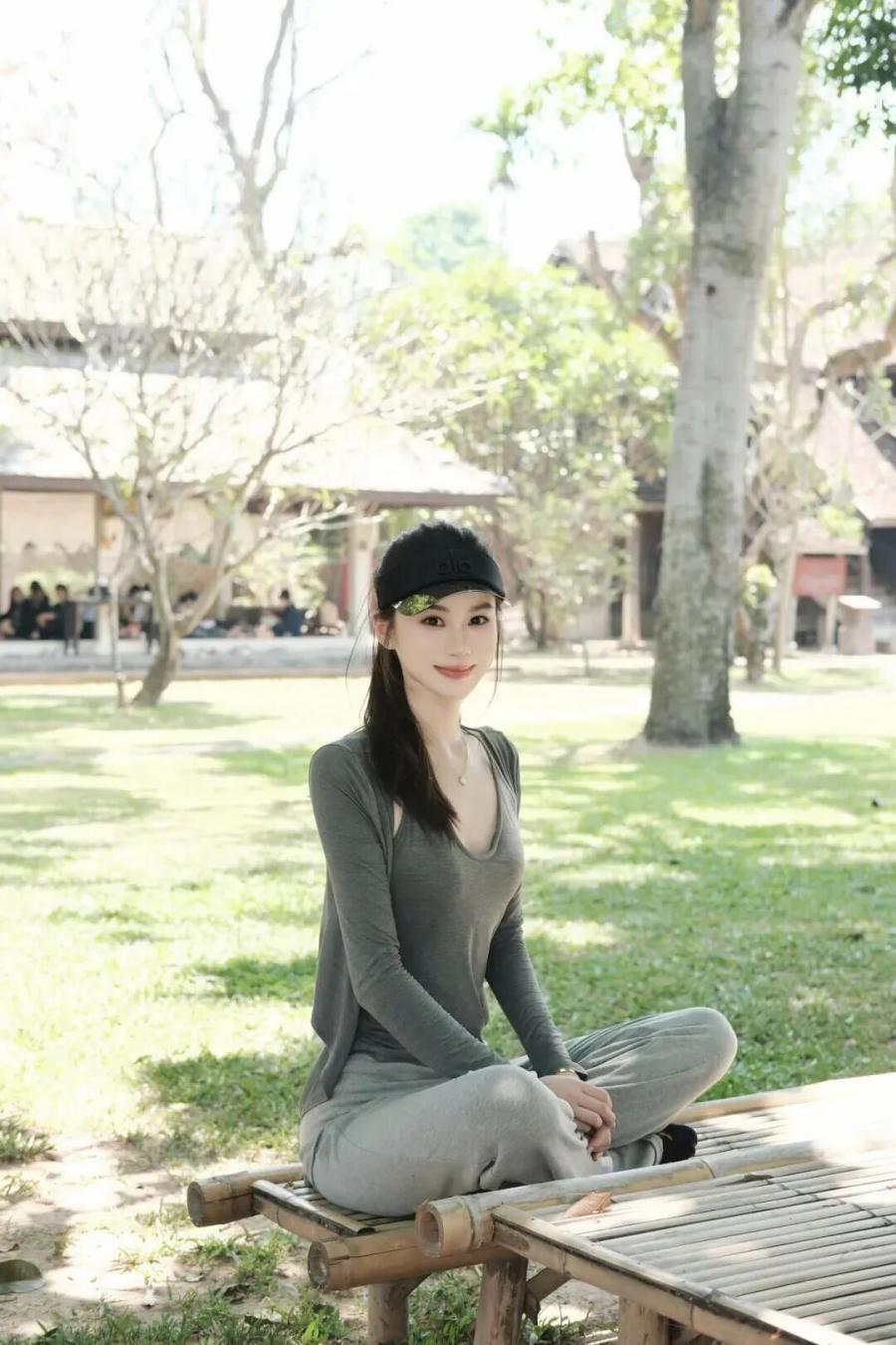 逛公园 / 爬山这样拍照！温柔显瘦还出片，秒变自然上镜达人-第10张图片-风享汇