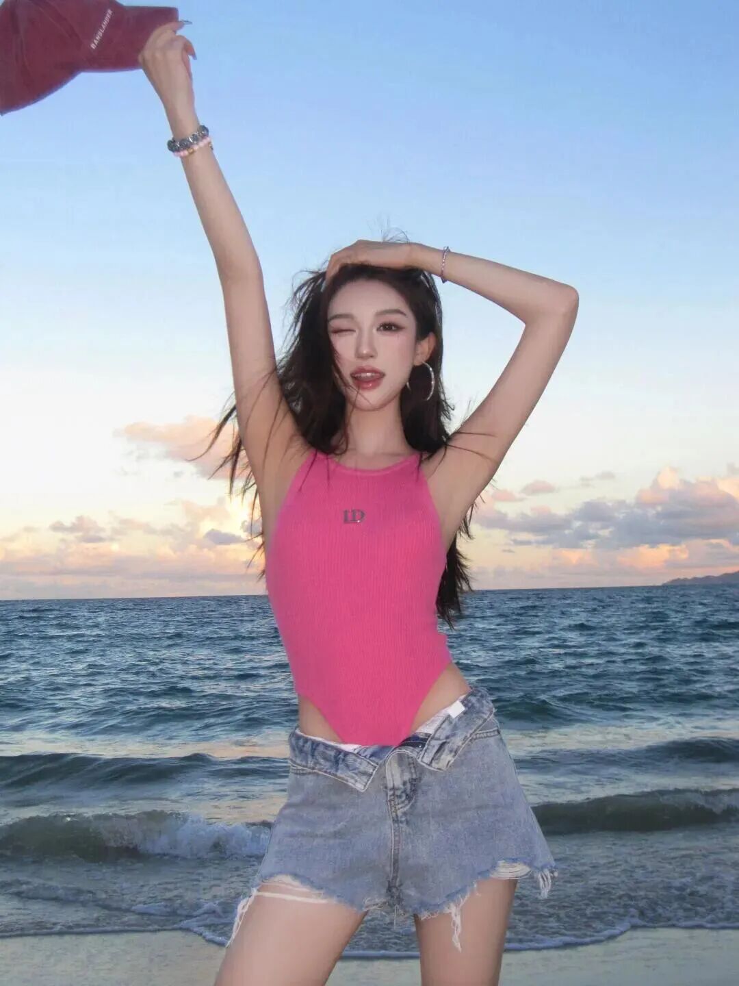 告别游客照｜10个海边拍照姿势，又飒又显身材-第2张图片-风享汇