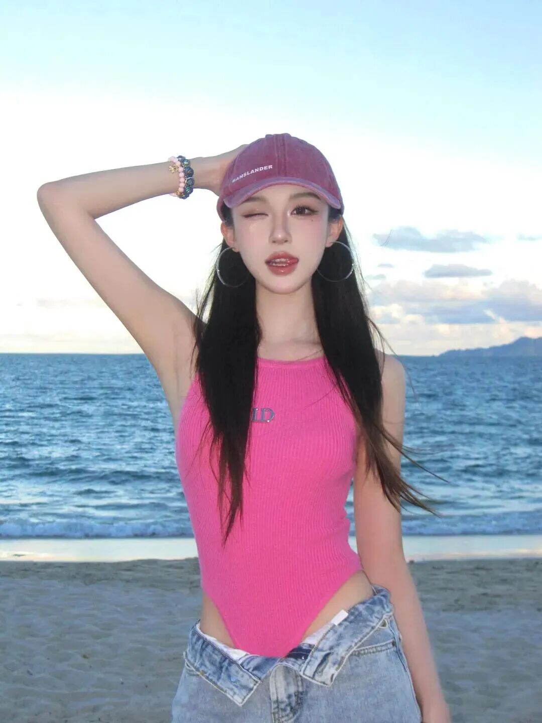 告别游客照｜10个海边拍照姿势，又飒又显身材-第3张图片-风享汇