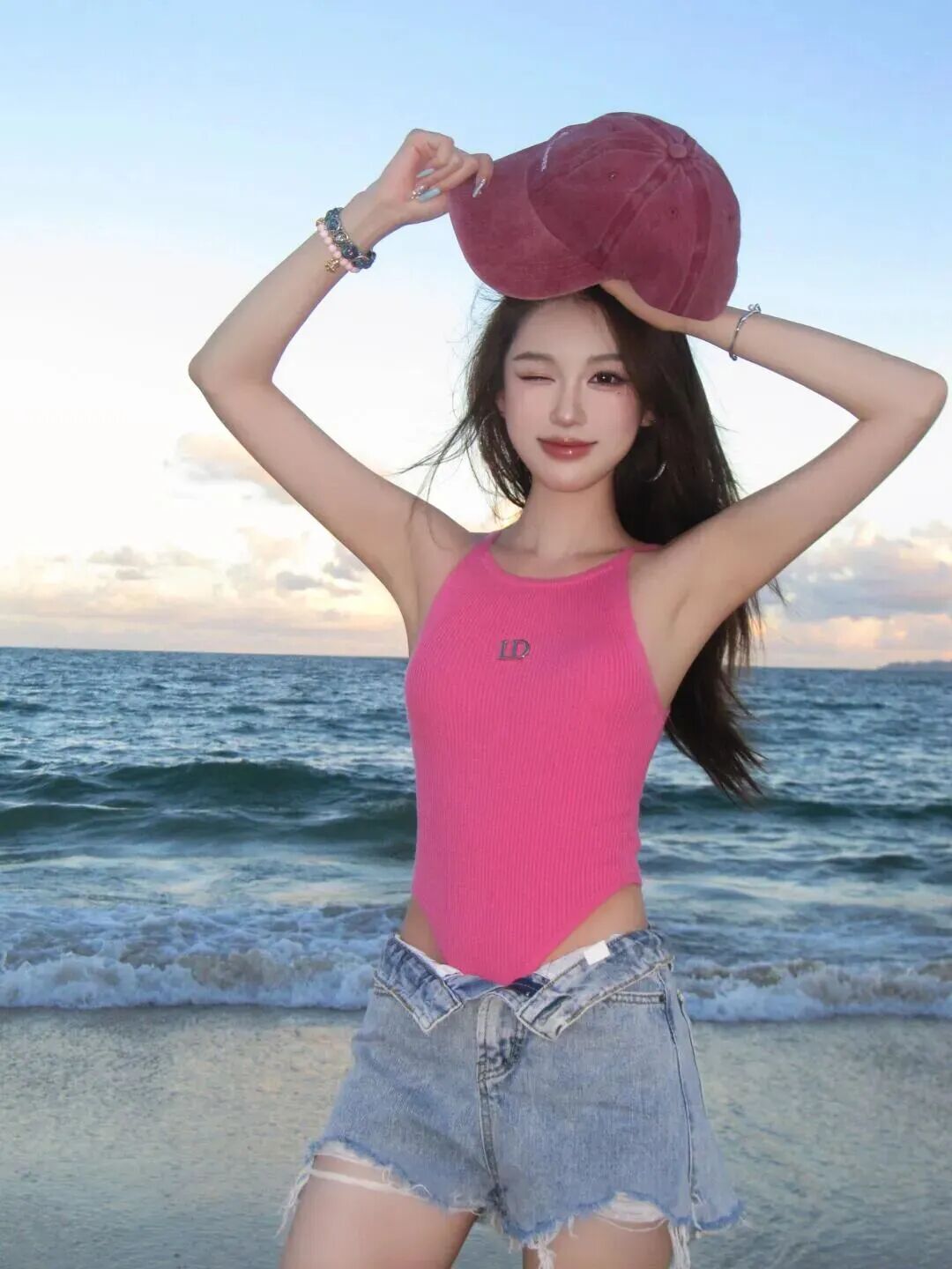 告别游客照｜10个海边拍照姿势，又飒又显身材-第10张图片-风享汇