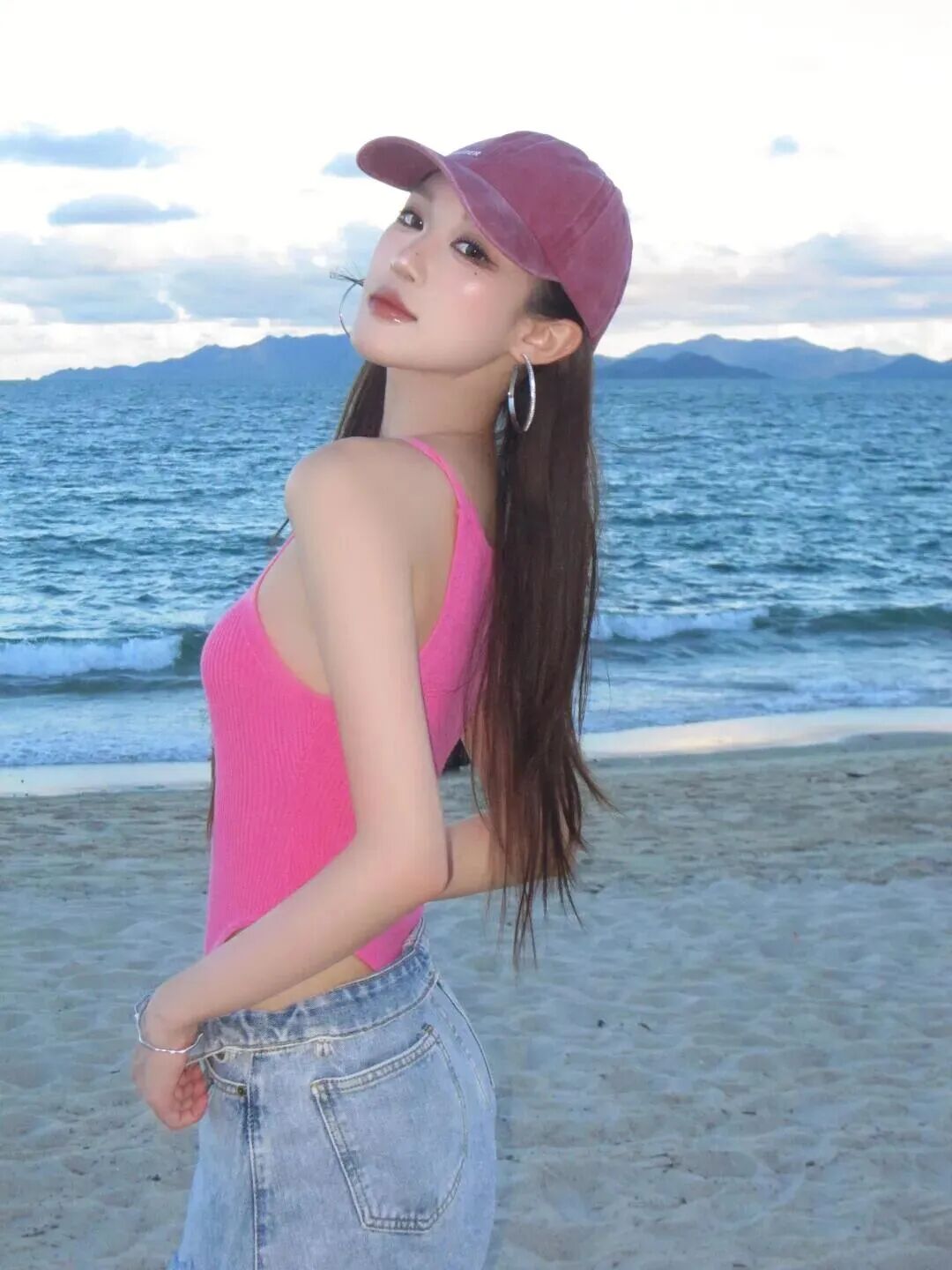 告别游客照｜10个海边拍照姿势，又飒又显身材-第8张图片-风享汇