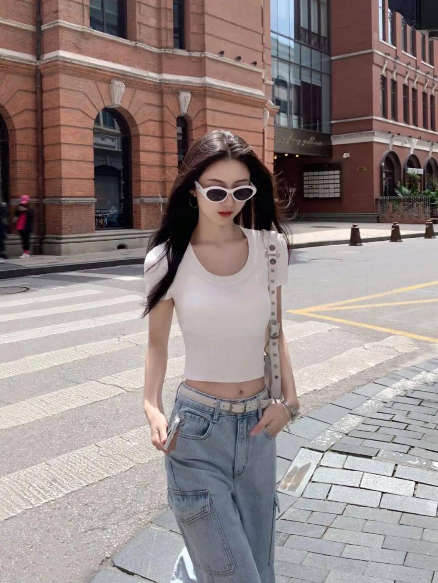 街头拍照手不知道放哪？甜酷女孩必学的9个姿势-第2张图片-风享汇