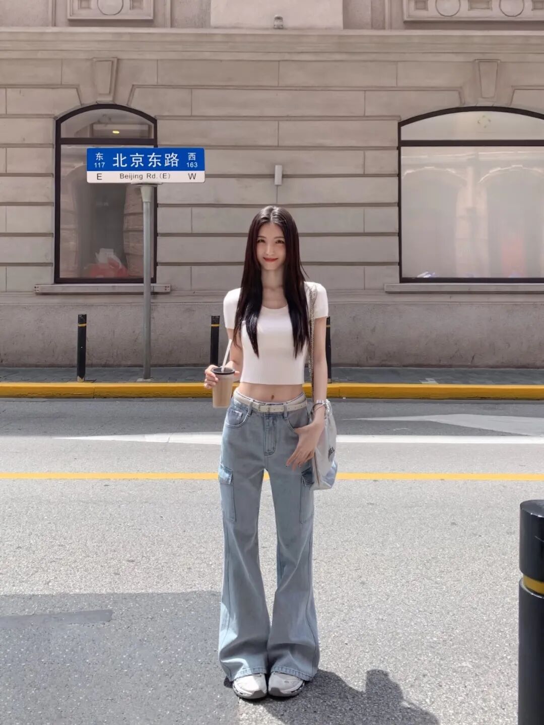 街头拍照手不知道放哪？甜酷女孩必学的9个姿势-第5张图片-风享汇