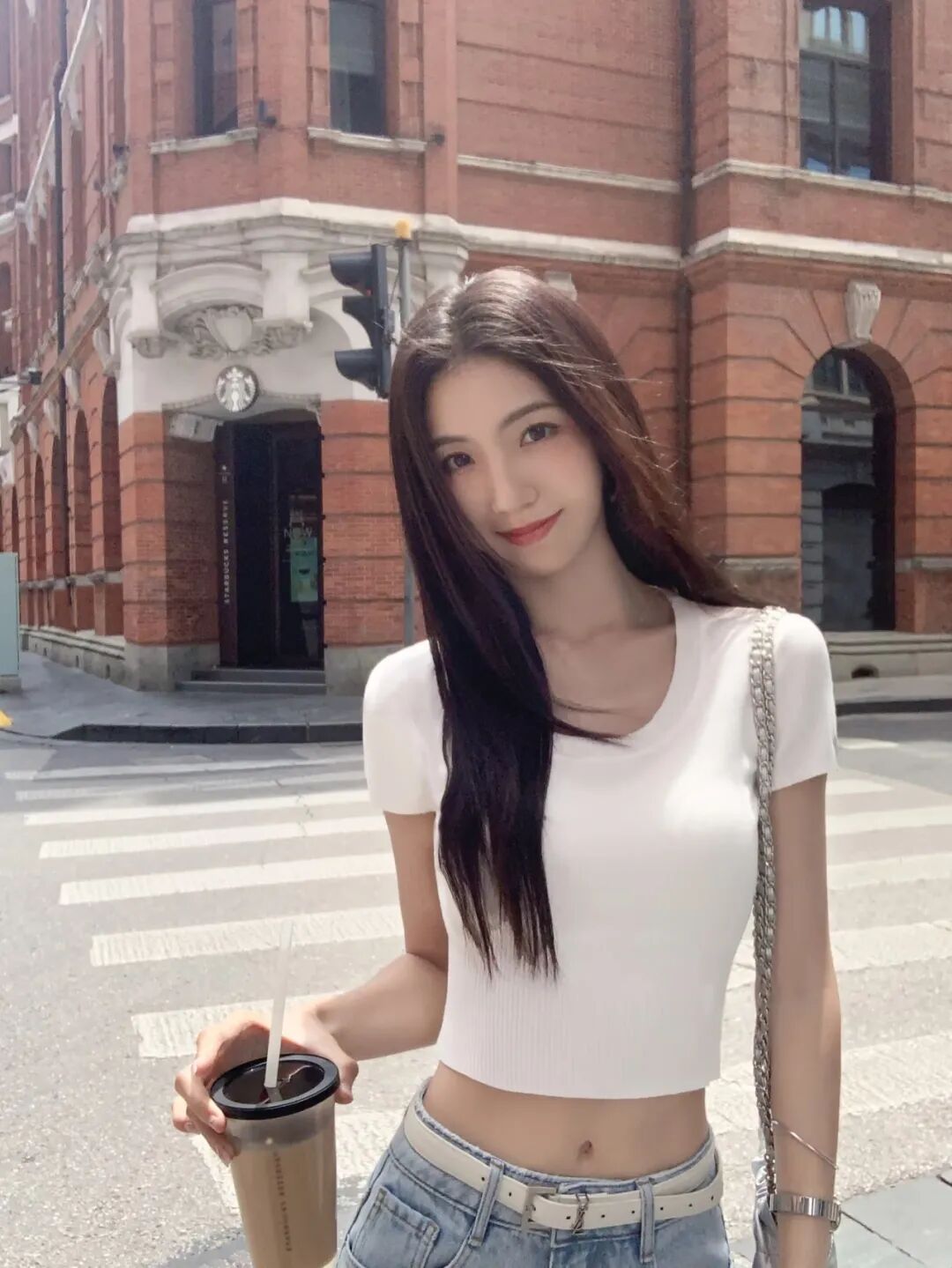 街头拍照手不知道放哪？甜酷女孩必学的9个姿势-第7张图片-风享汇