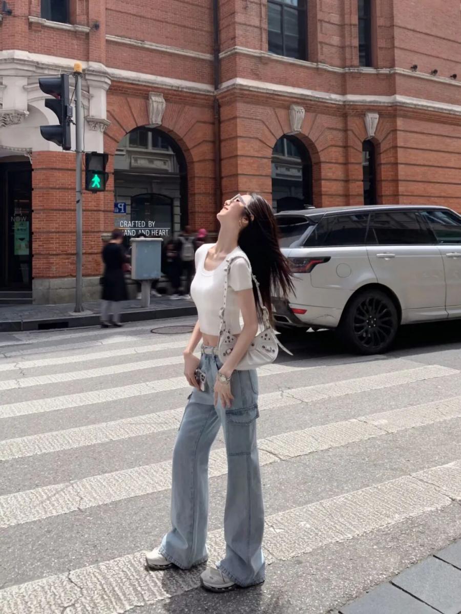 街头拍照手不知道放哪？甜酷女孩必学的9个姿势-第8张图片-风享汇