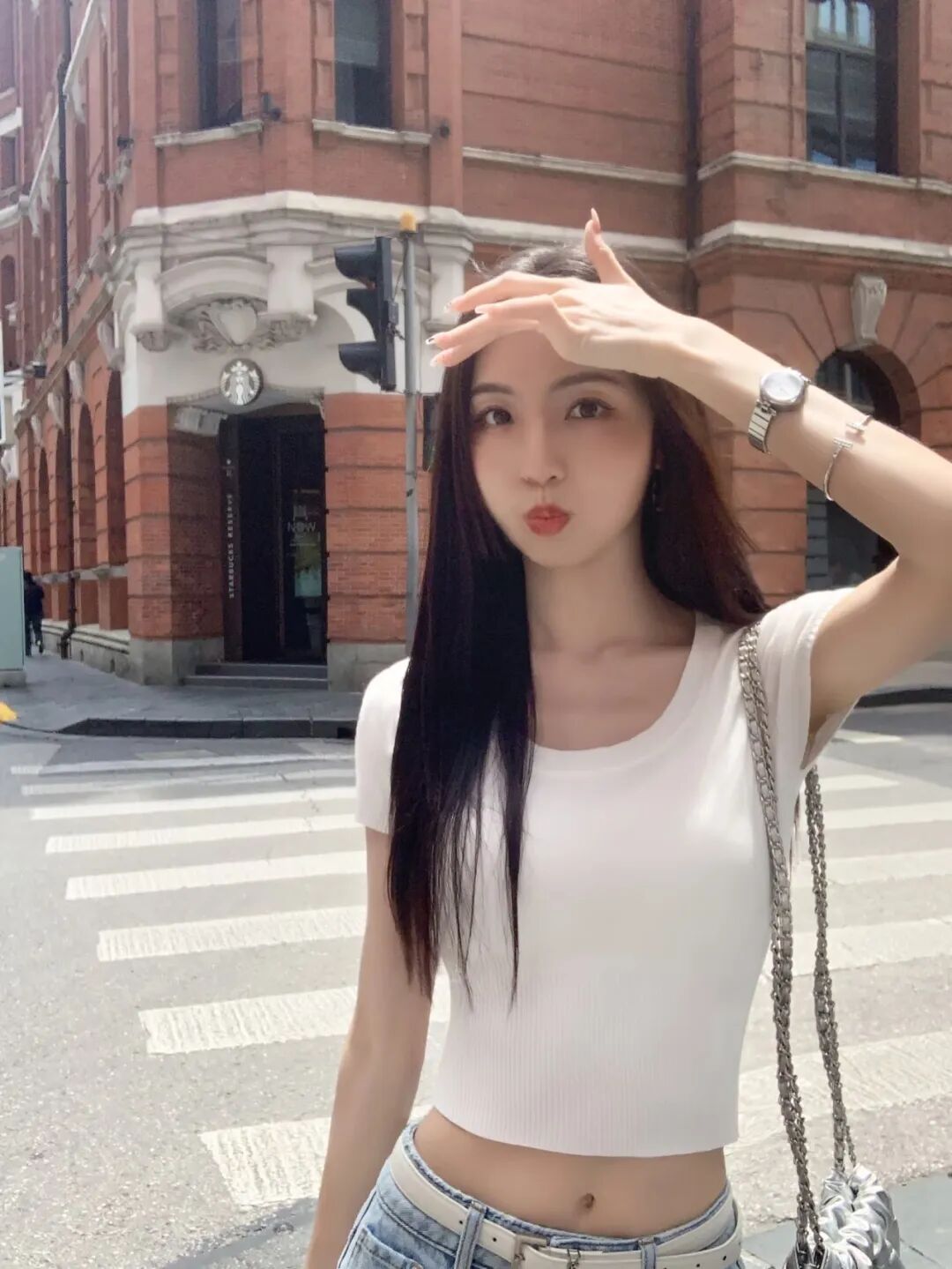 街头拍照手不知道放哪？甜酷女孩必学的9个姿势-第10张图片-风享汇