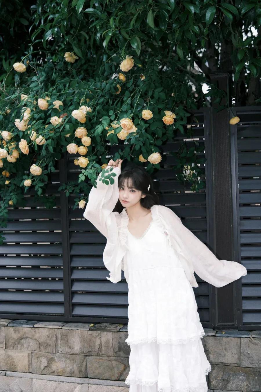 9个花墙拍照姿势，手把手教你拍出温柔氛围感-第2张图片-风享汇