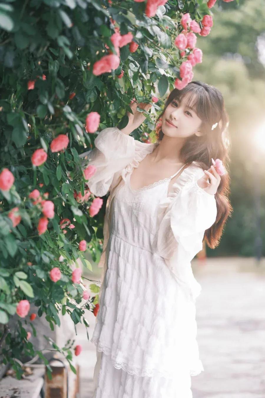 9个花墙拍照姿势，手把手教你拍出温柔氛围感-第4张图片-风享汇