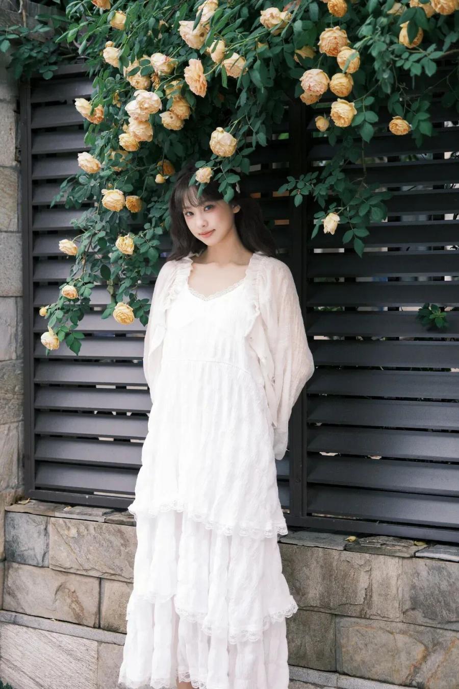 9个花墙拍照姿势，手把手教你拍出温柔氛围感-第3张图片-风享汇