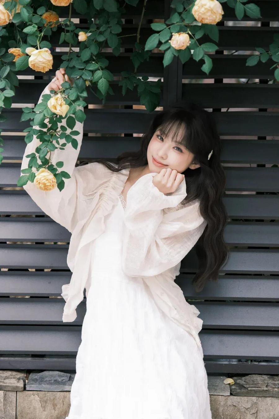9个花墙拍照姿势，手把手教你拍出温柔氛围感-第5张图片-风享汇