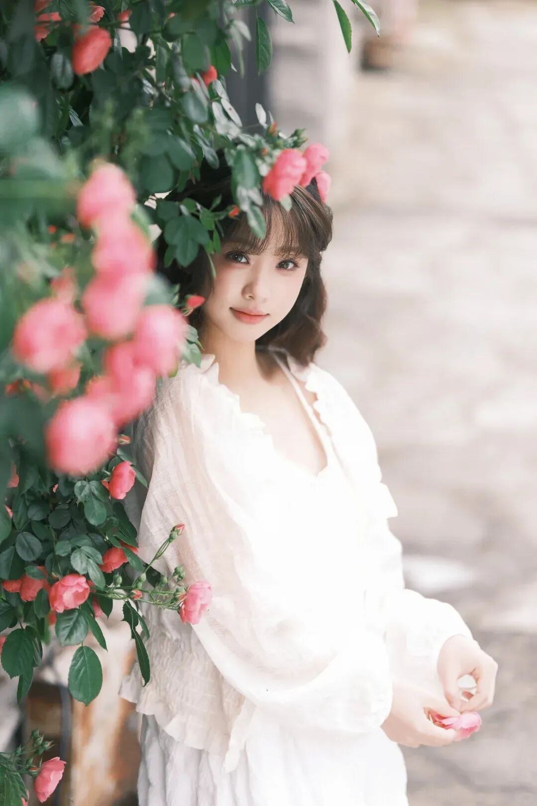 9个花墙拍照姿势，手把手教你拍出温柔氛围感-第6张图片-风享汇