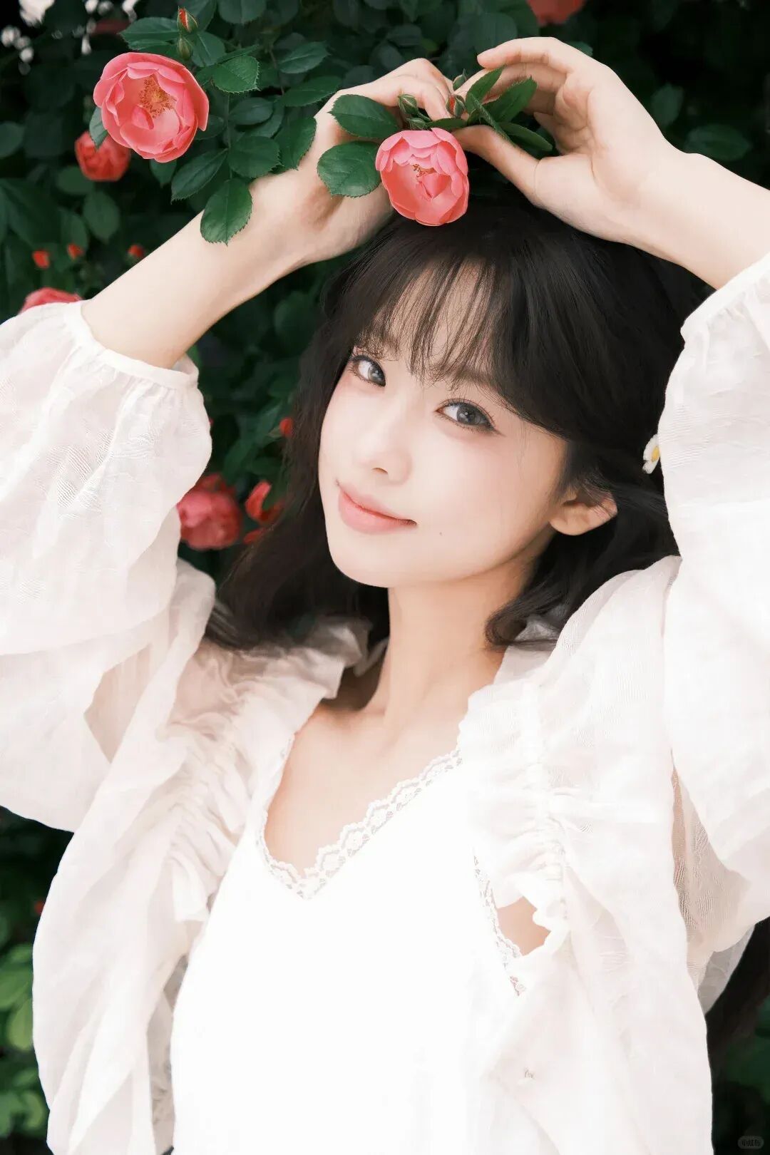 9个花墙拍照姿势，手把手教你拍出温柔氛围感-第8张图片-风享汇