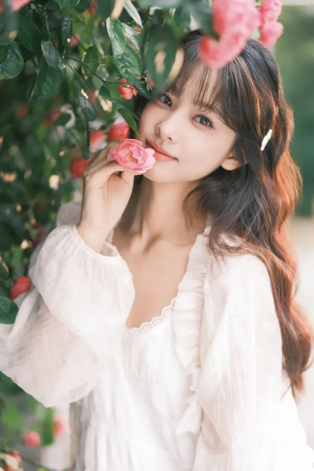 9个花墙拍照姿势，手把手教你拍出温柔氛围感-第7张图片-风享汇