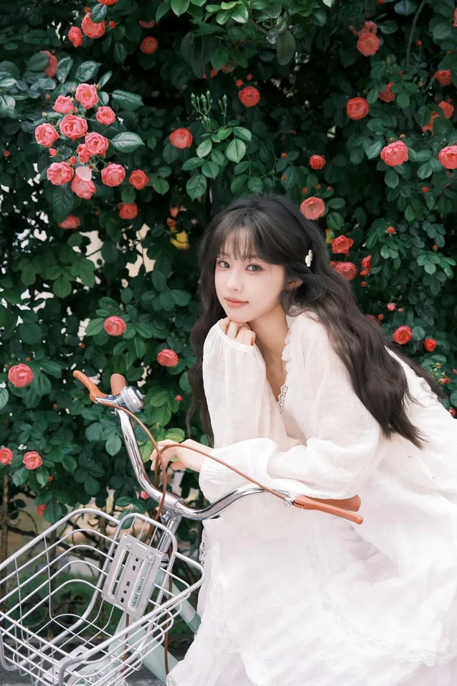 9个花墙拍照姿势，手把手教你拍出温柔氛围感-第10张图片-风享汇