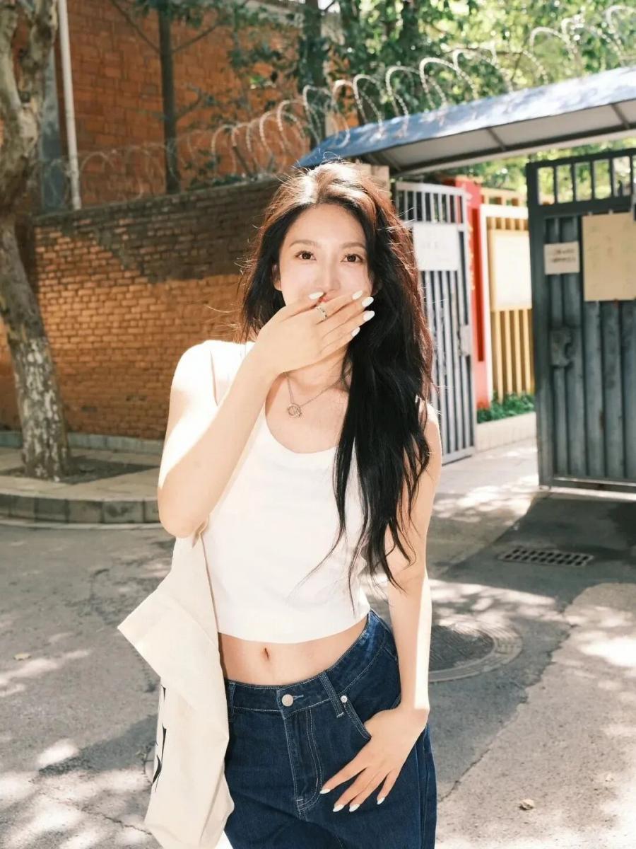 背心+牛仔裤不用刻意摆拍！轻松拍出邻家少女感-第7张图片-风享汇