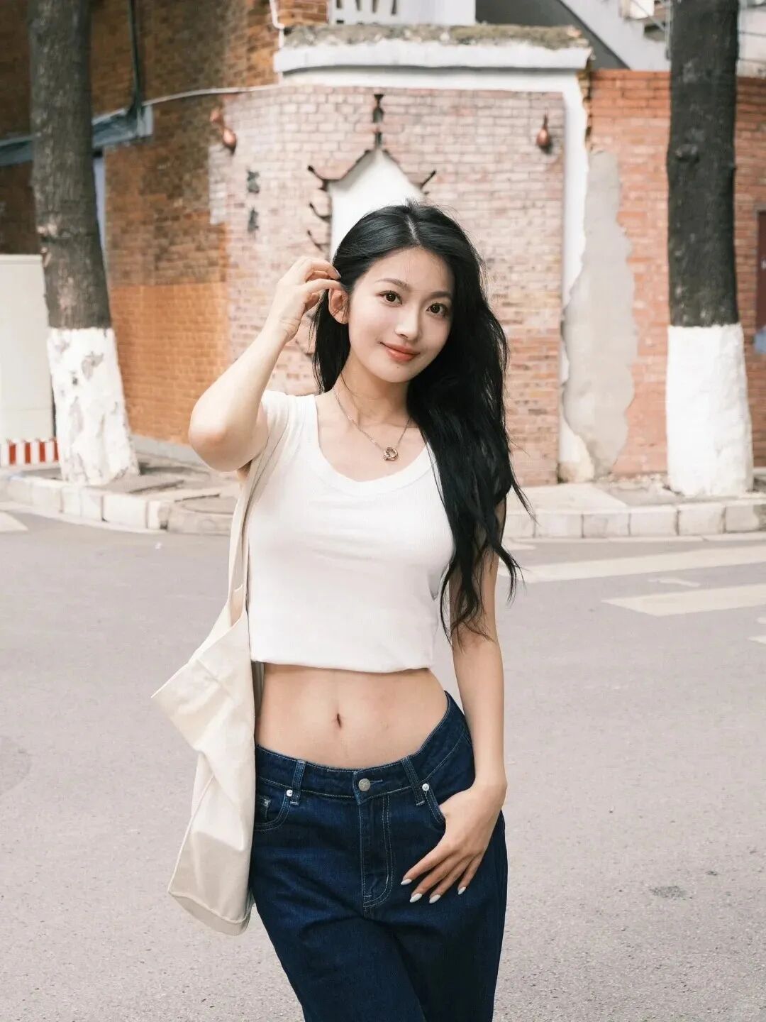 背心+牛仔裤不用刻意摆拍！轻松拍出邻家少女感-第6张图片-风享汇