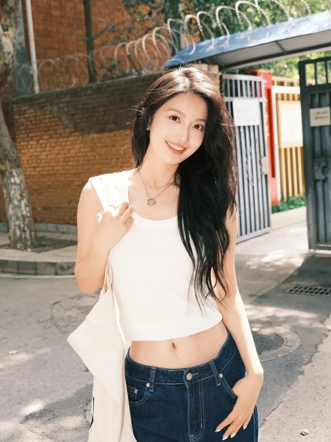 背心+牛仔裤不用刻意摆拍！轻松拍出邻家少女感-第10张图片-风享汇