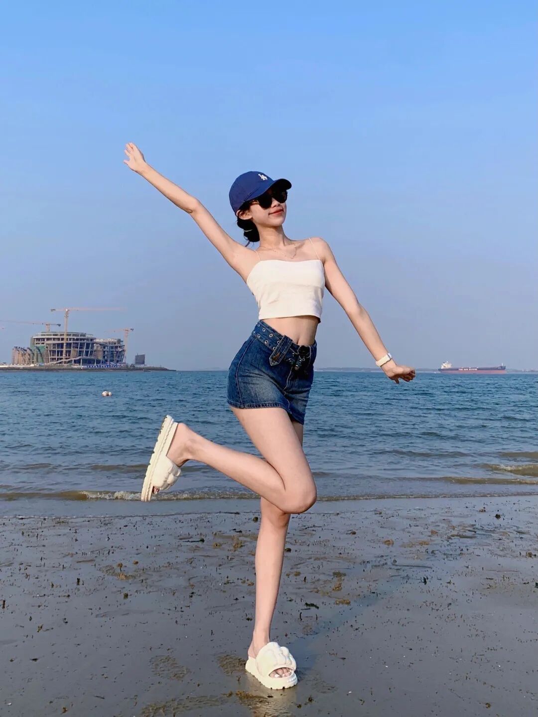 夏天海边别再拍游客照了！这8个全身姿势直接抄作业-第9张图片-风享汇