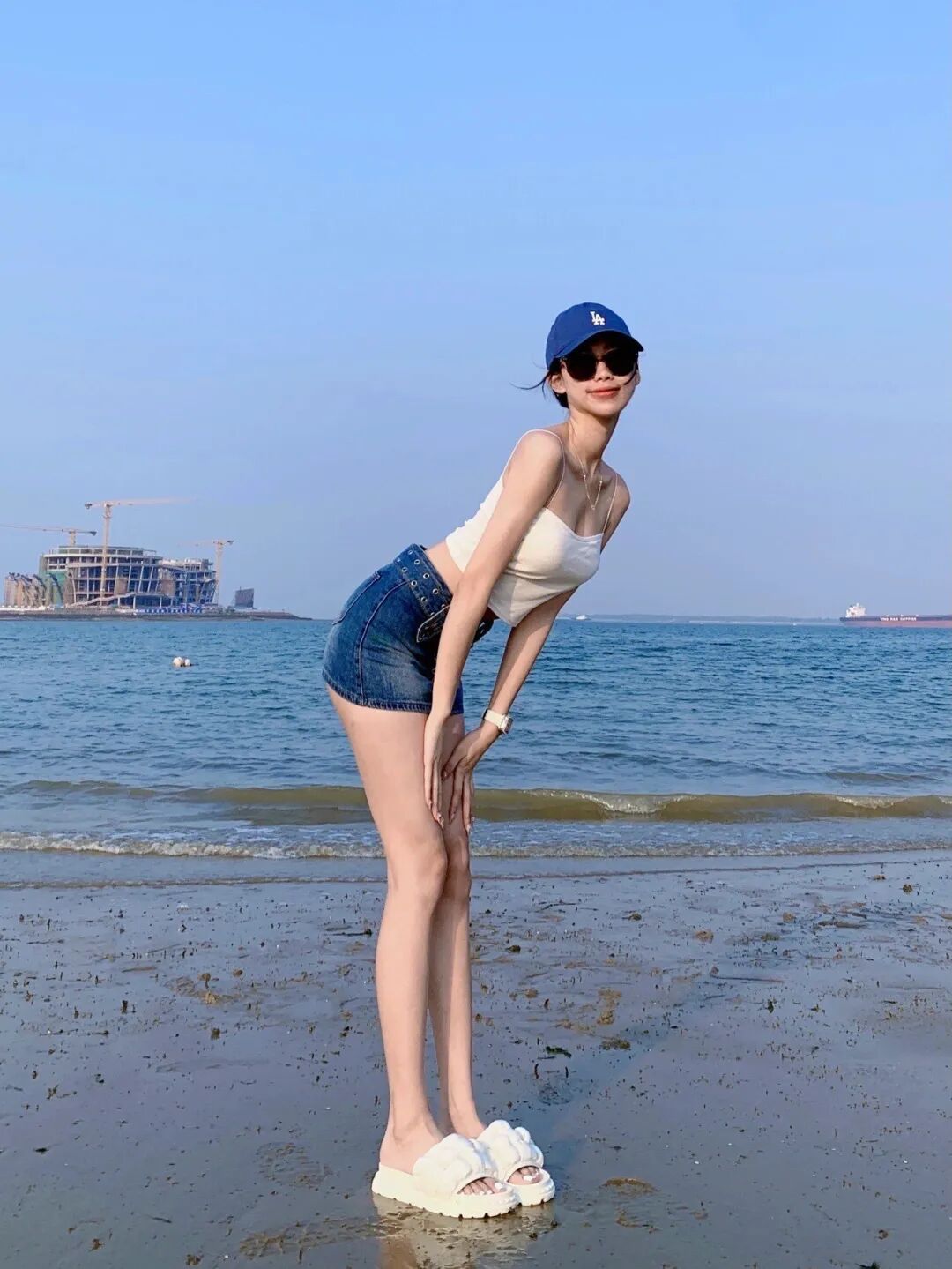 夏天海边别再拍游客照了！这8个全身姿势直接抄作业-第6张图片-风享汇