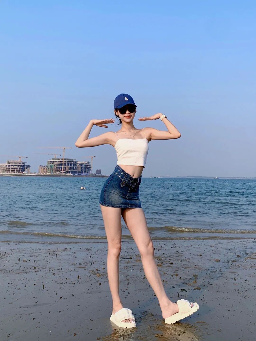 夏天海边别再拍游客照了！这8个全身姿势直接抄作业-第7张图片-风享汇