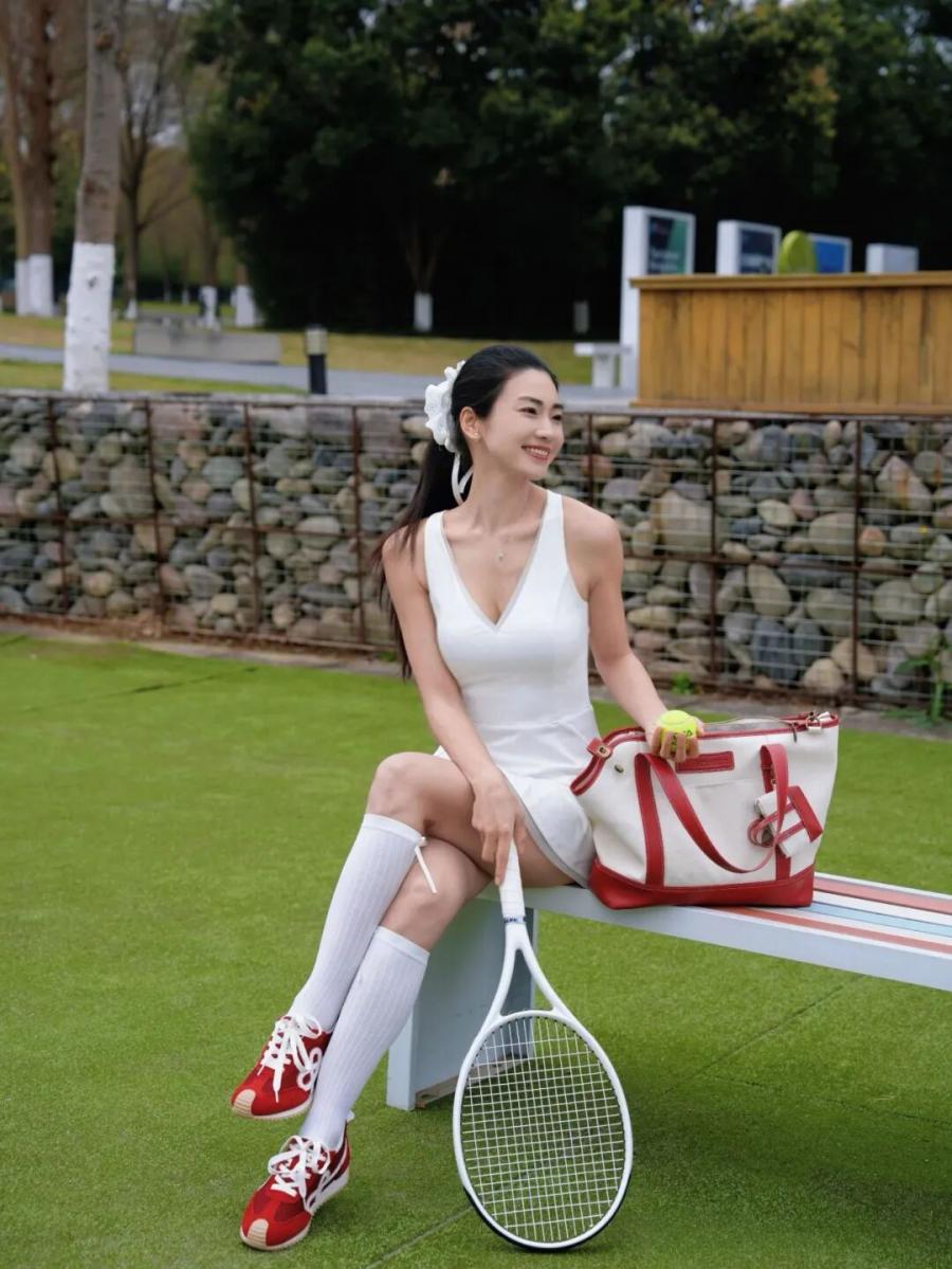 夏日拍照必学：球场白裙写真氛围感秘诀-第3张图片-风享汇