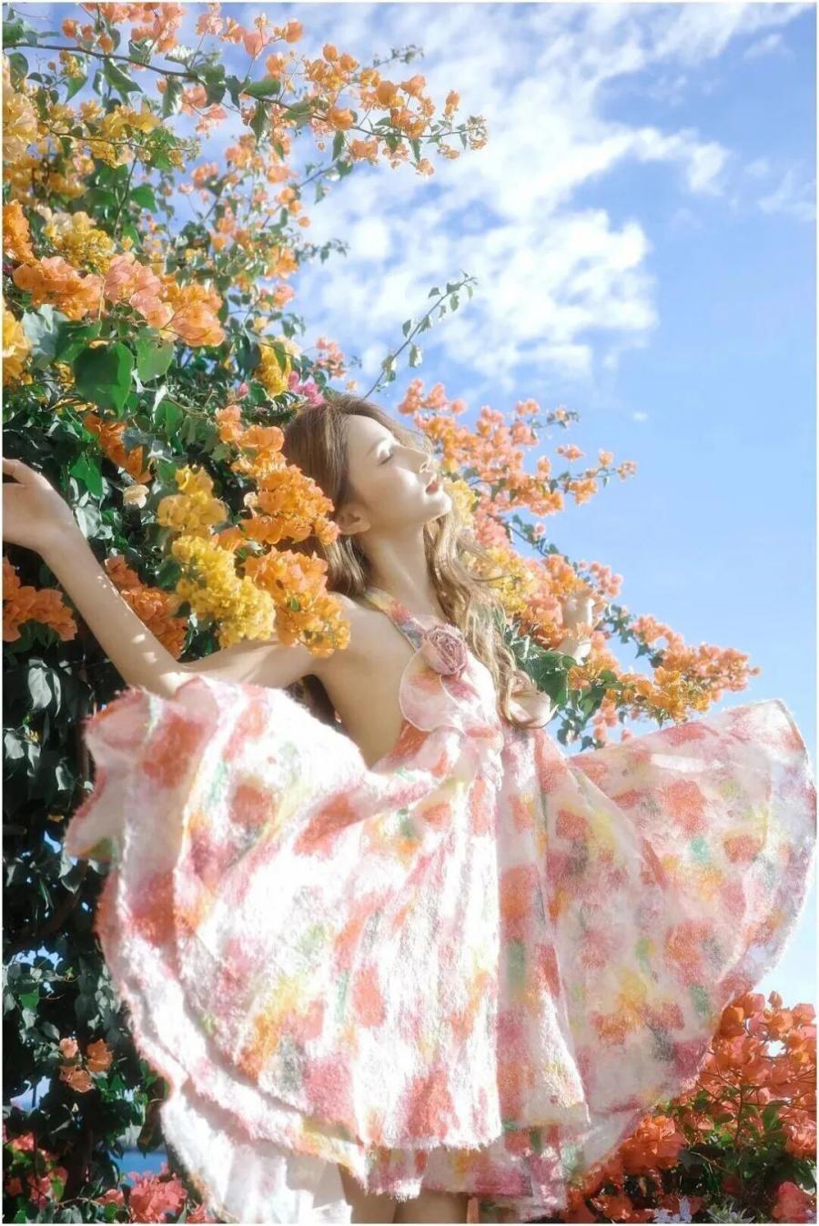 海边三角梅写真指南｜光线 + 姿势 + 穿搭全攻略-第2张图片-风享汇