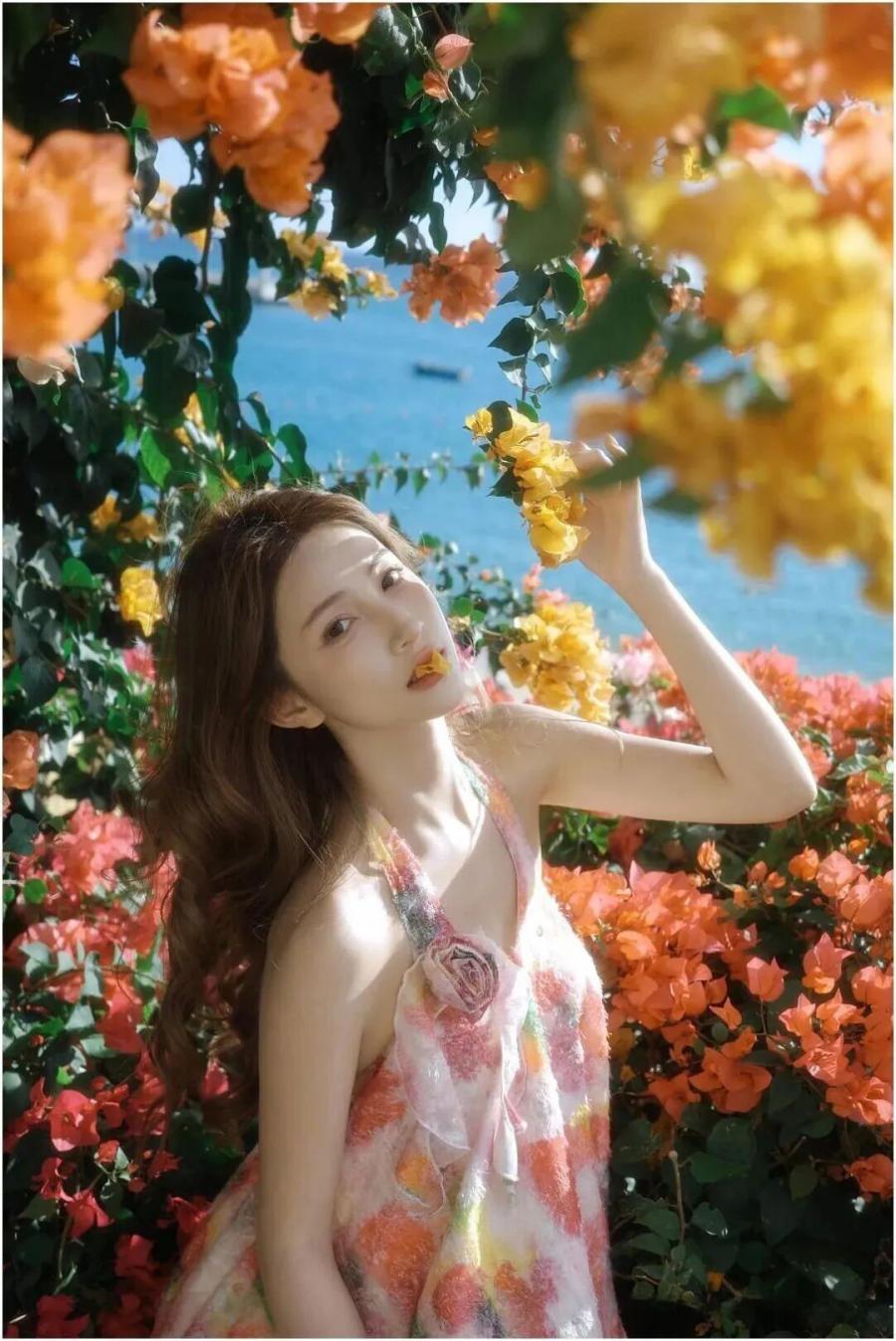 海边三角梅写真指南｜光线 + 姿势 + 穿搭全攻略-第5张图片-风享汇