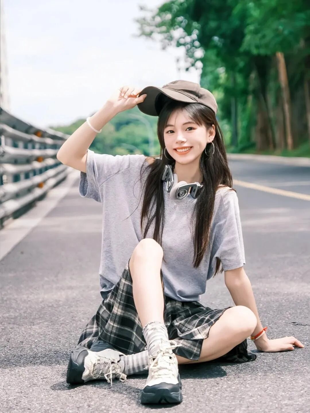 公路随拍干货｜休闲穿搭出片指南，10组姿势新手直接抄-第7张图片-风享汇