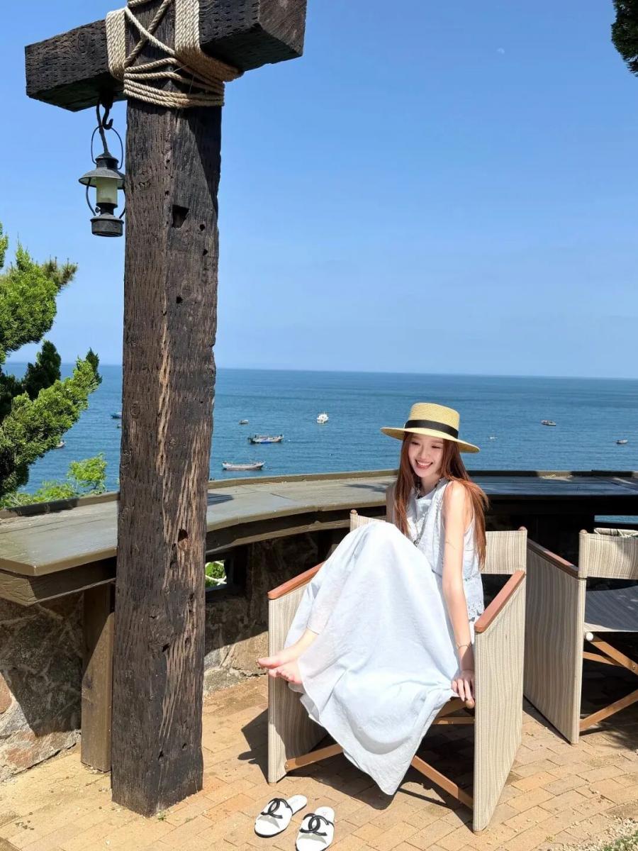 海边度假写真干货｜10 个随手出片姿势，普通人出游轻松拍出氛围感大片-第4张图片-风享汇