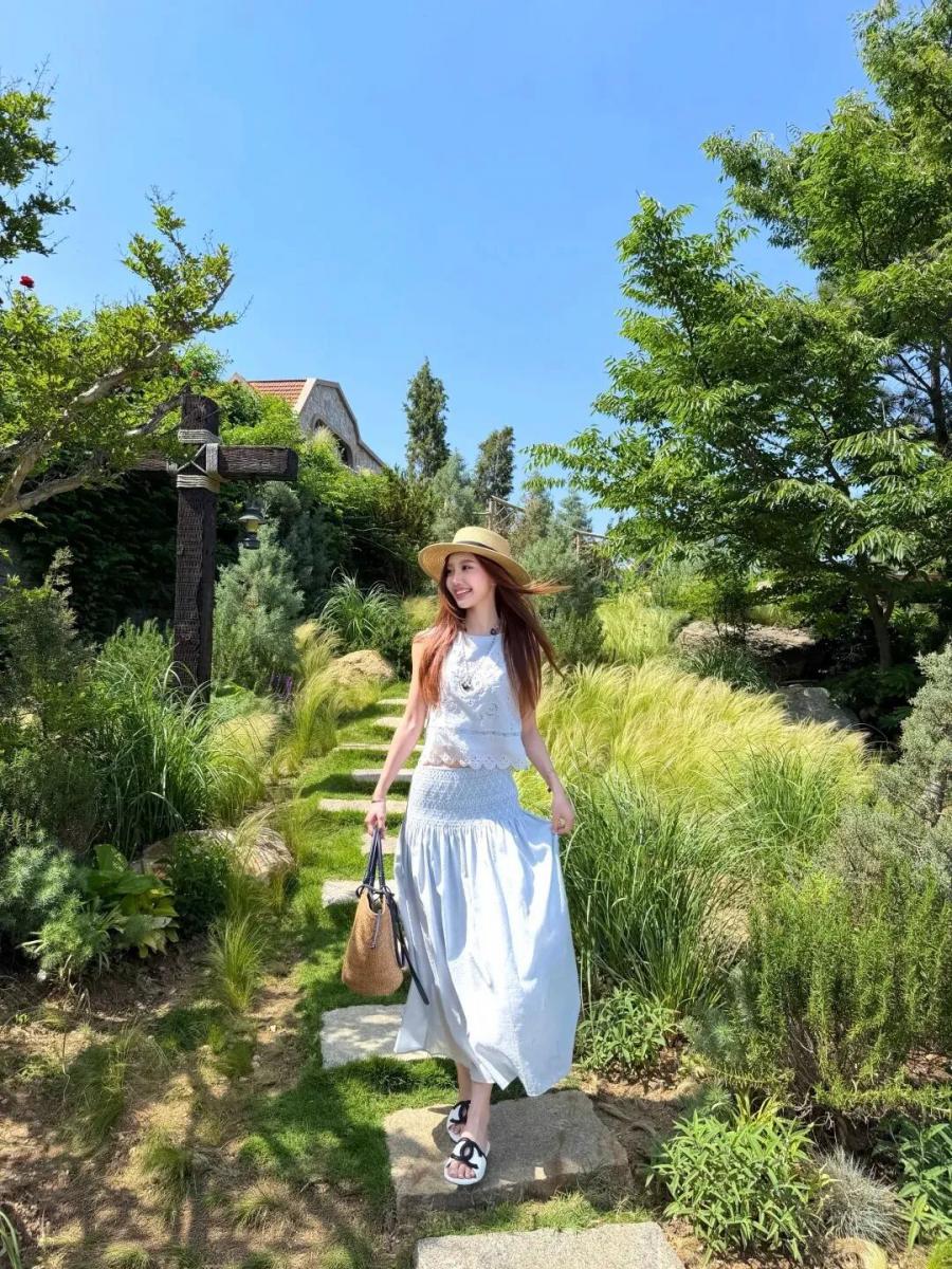 海边度假写真干货｜10 个随手出片姿势，普通人出游轻松拍出氛围感大片-第5张图片-风享汇