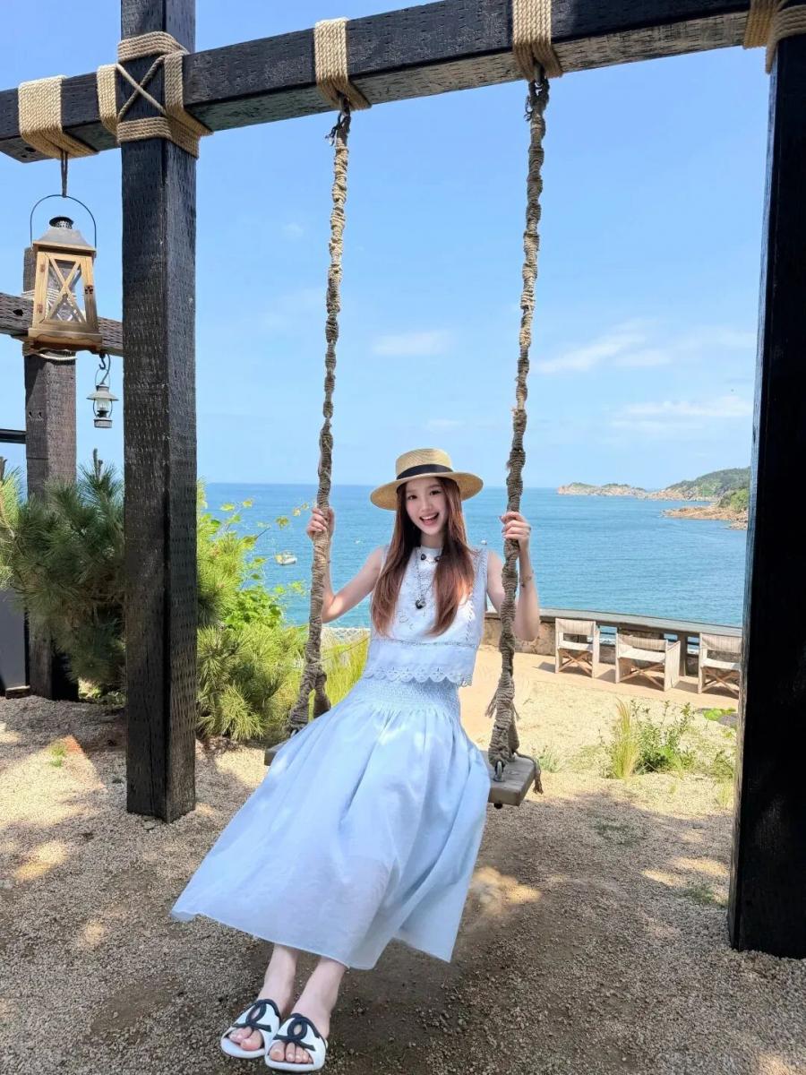 海边度假写真干货｜10 个随手出片姿势，普通人出游轻松拍出氛围感大片-第7张图片-风享汇