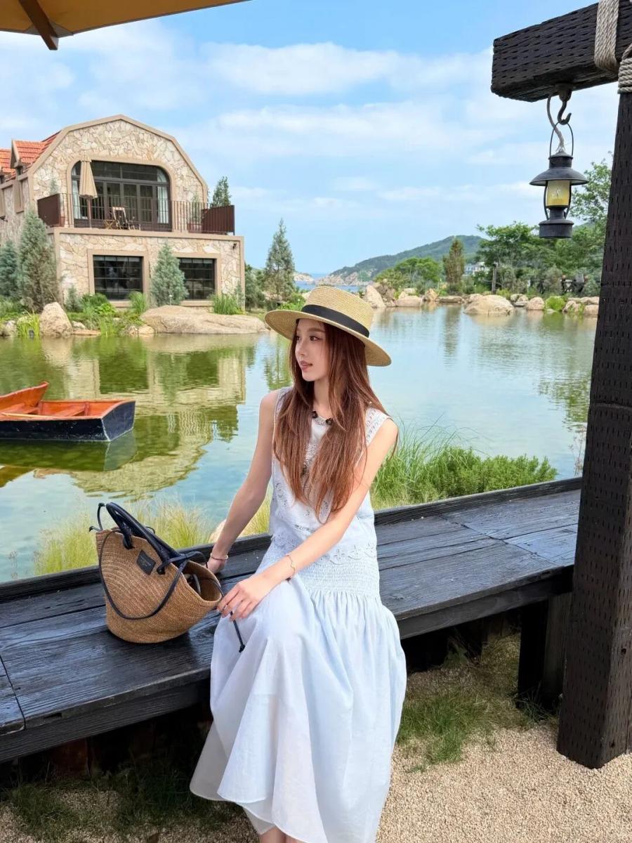 海边度假写真干货｜10 个随手出片姿势，普通人出游轻松拍出氛围感大片-第11张图片-风享汇
