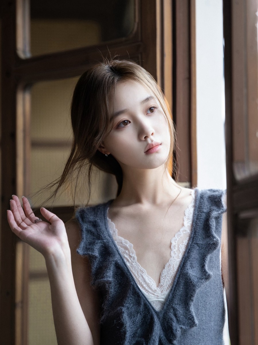 窗边独坐俏美女，灰色针织虚度闲散时光-第7张图片-风享汇