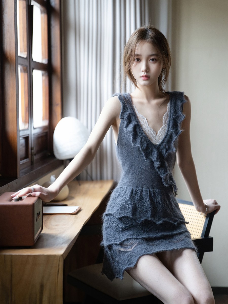 窗边独坐俏美女，灰色针织虚度闲散时光-第5张图片-风享汇