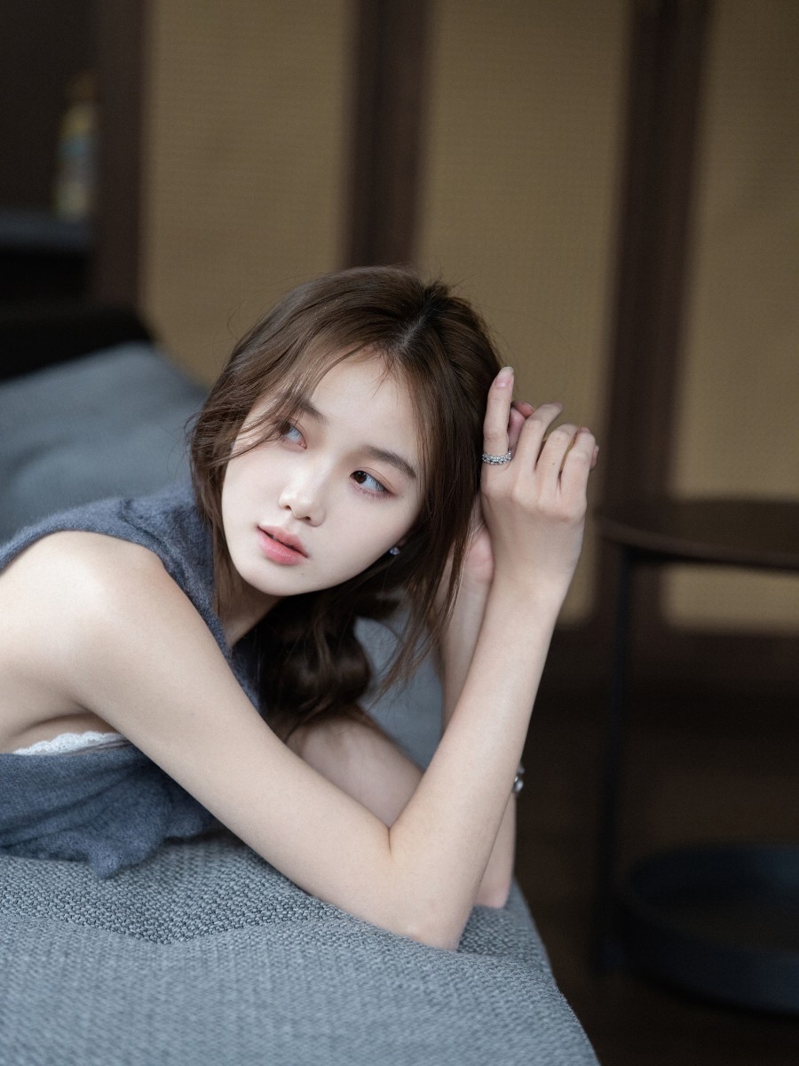 窗边独坐俏美女，灰色针织虚度闲散时光-第2张图片-风享汇