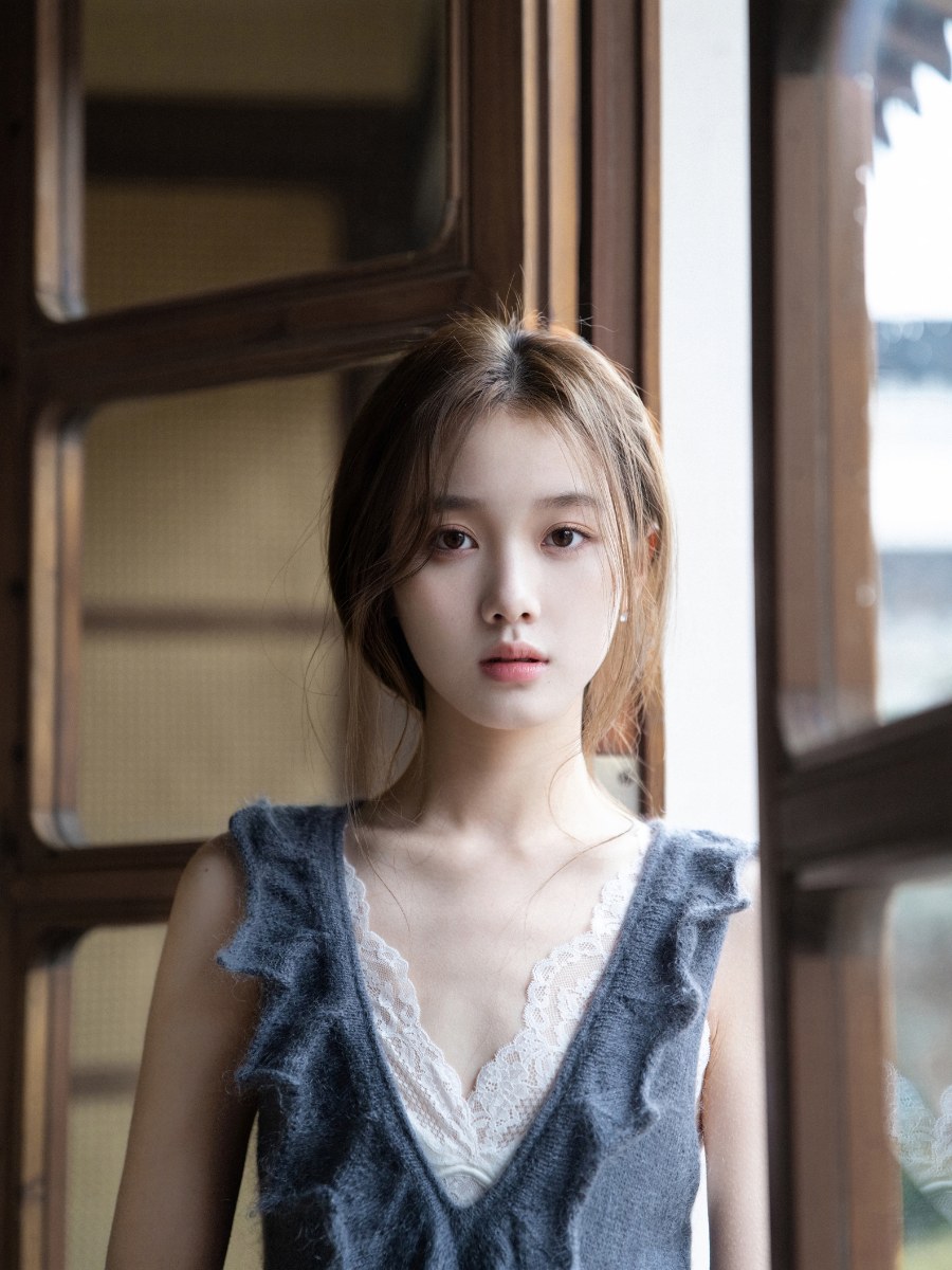 窗边独坐俏美女，灰色针织虚度闲散时光-第6张图片-风享汇
